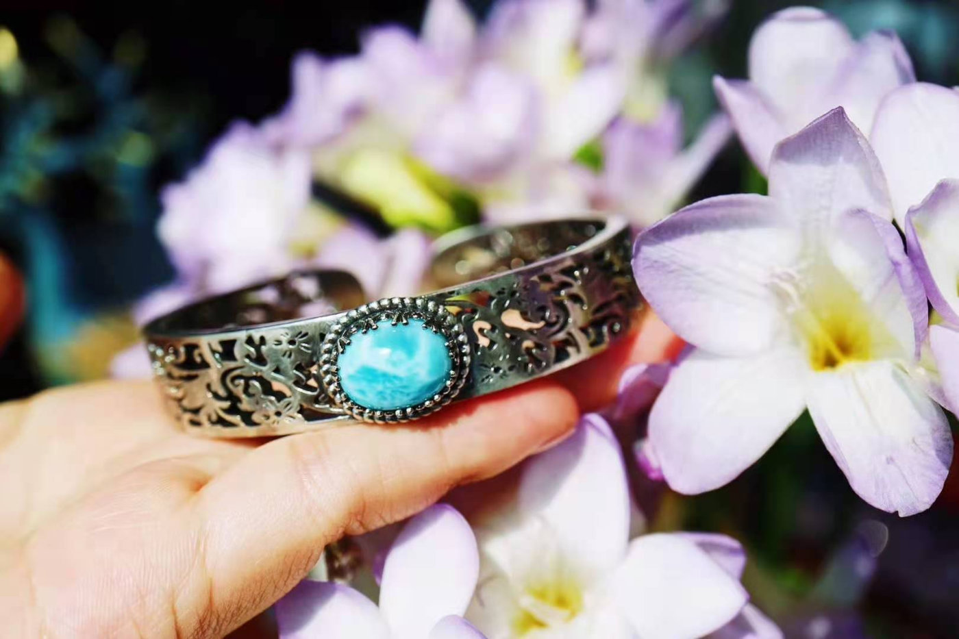 白底青手镯适合多大年纪戴,碧玉手镯适合多大年纪戴