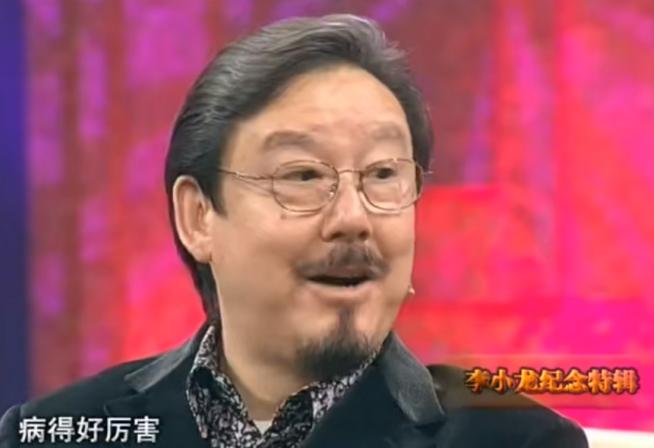 李小龙从叶问背后走过去,李小龙从徒弟到守墓人