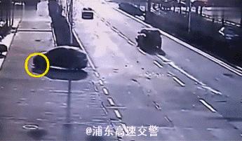 美女怕勒胸这样系安全带，竟活生生被拦腰折断！