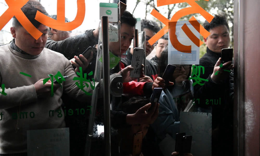 网红流浪大师被层层包围,流浪大师被围观事件