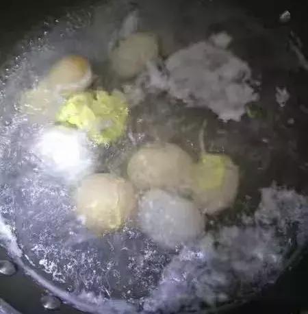 新手挑选红皮鸡蛋和白皮鸡蛋区别,红皮鸡蛋真的比白皮鸡蛋有营养吗