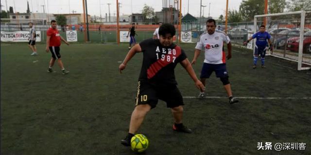 中年油腻大叔踢球的四大特征,油腻大叔踢球