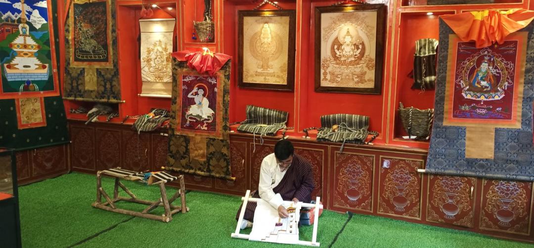 《白玉藏绣传承人扎西色郎》