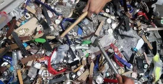 中国崛起!广州卡地亚价不到2000,贪婪的瑞士给美国老上了资深一课