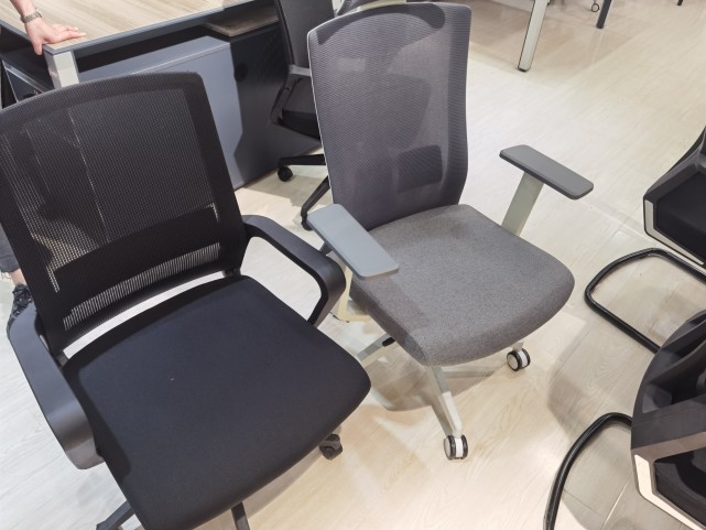 挂“名字”不如挂“广告”？郑州一家具店“藏”起门头做生意，店员道出原因