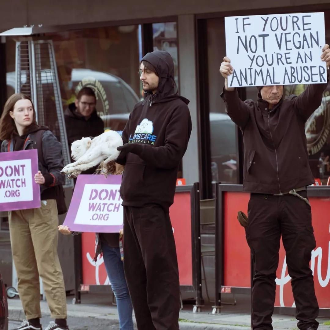 外国妹子冲进肯德基泼血怒吼：吃肉是大*杀屠**！网友们：有病？