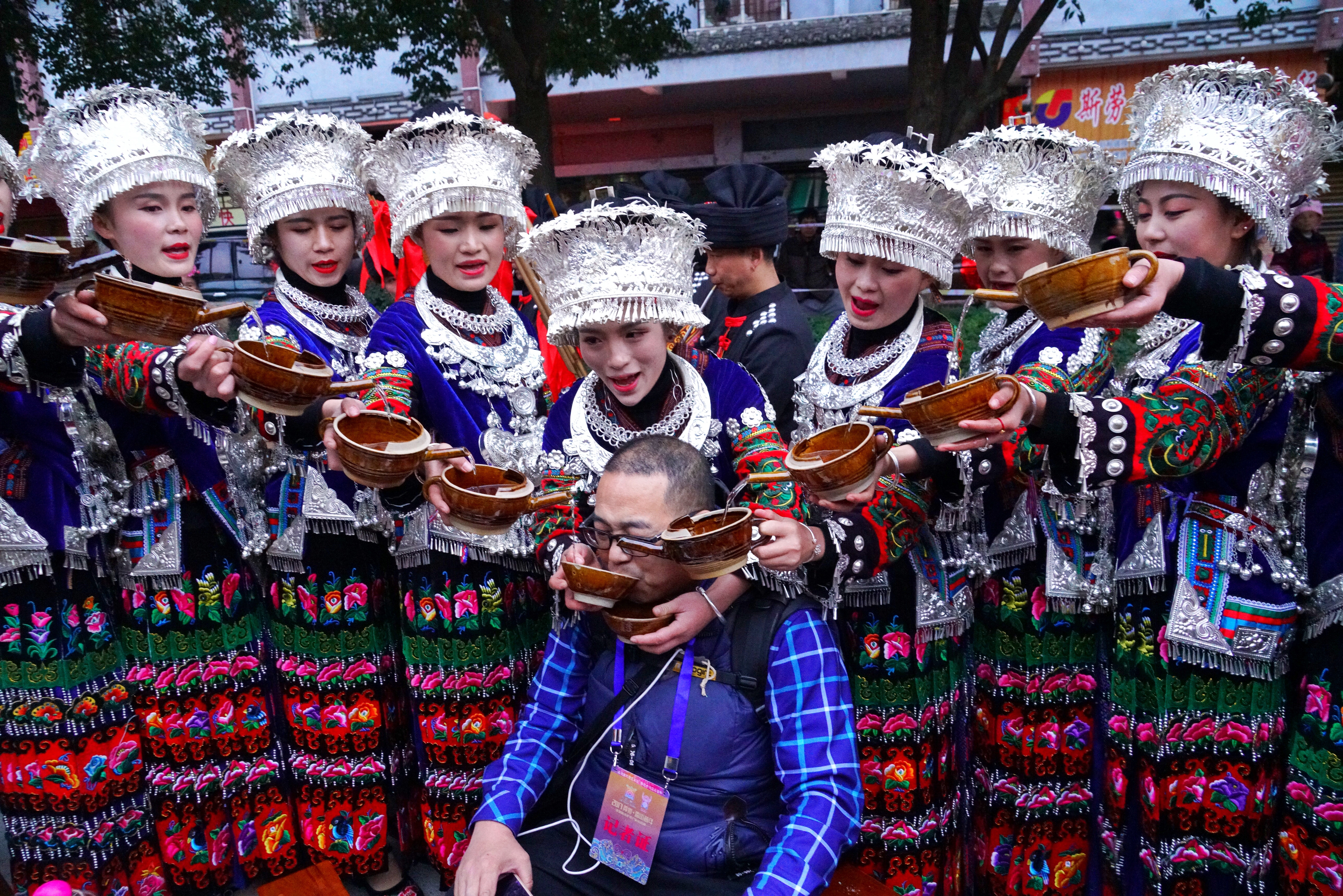 贵州西江千户苗寨节日气息超浓厚,西江千户苗寨春节活动