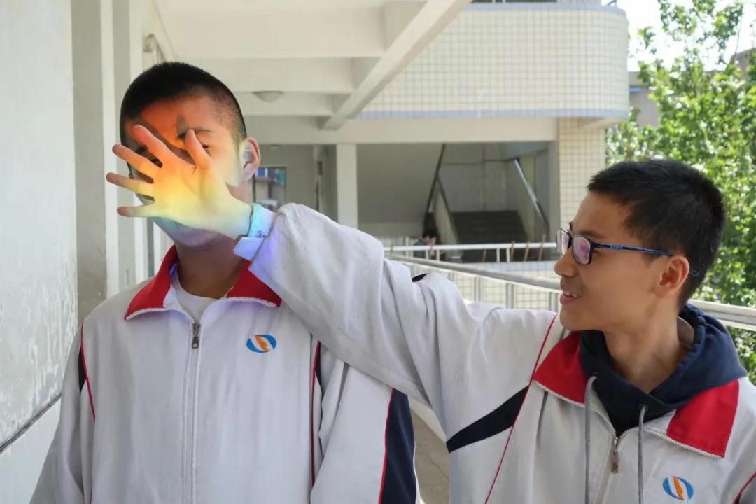 100多万粉丝追捧的中学老师说:“我不想和孩子们聊学习了”