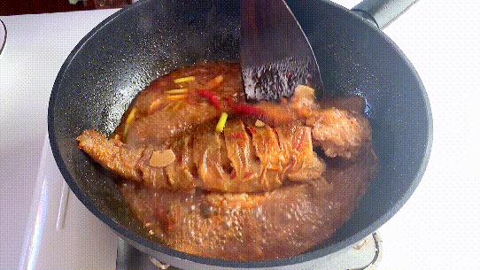 怎么样红烧鱼比较不腥又好吃,红烧鱼如何做到入味不破皮