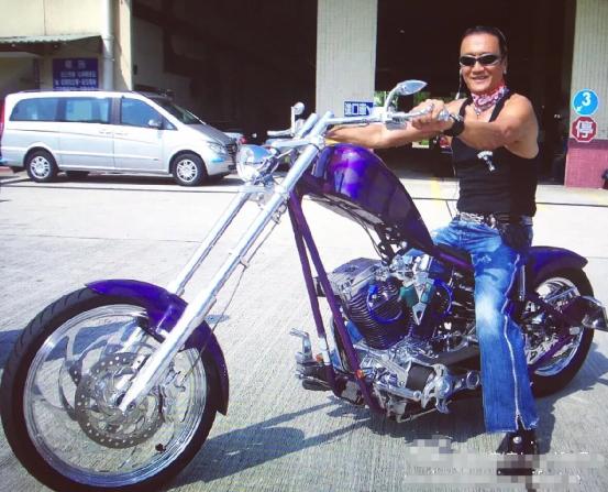 70岁老人找小20岁的女友,周润发年轻时的情史