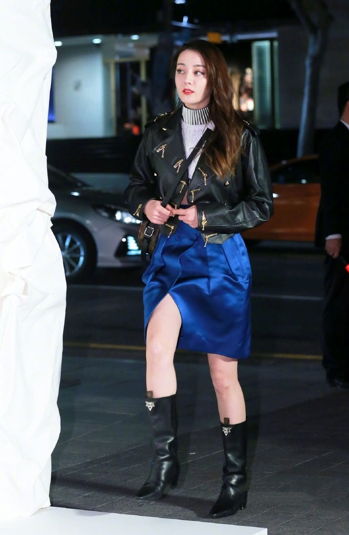 迪丽热巴深蓝西装裙配白色长靴,迪丽热巴蓝色吊带裙穿搭