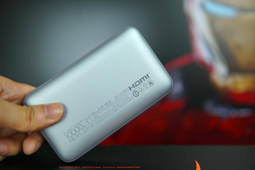 这个移动电源有点“奇葩”，可以给笔记本充电，还能投屏