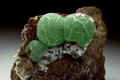 各种宝石原石的种类图片大全,高清彩色宝石原石图片大全