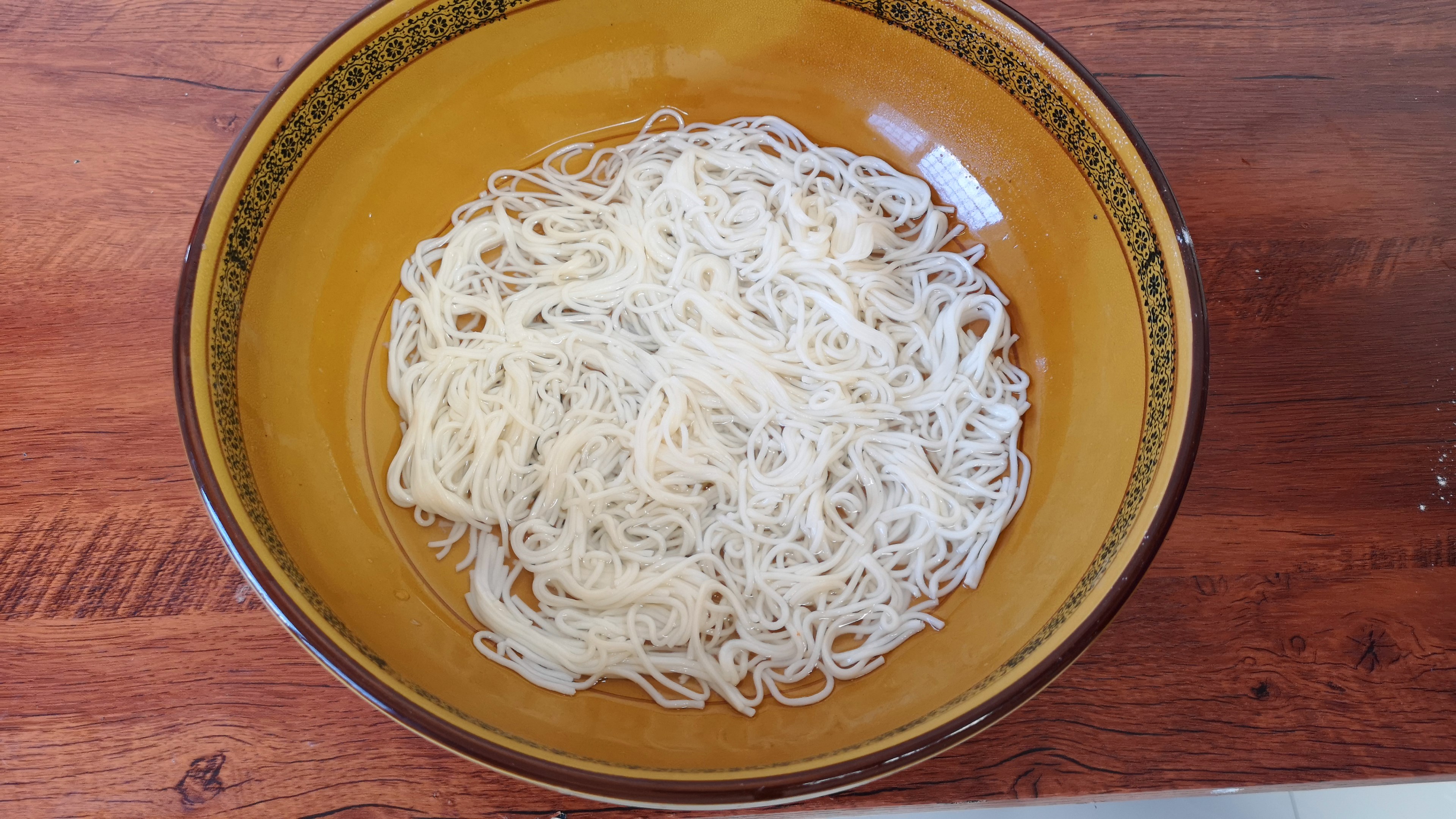 家里吃剩下的面条别再扔了，加面粉试试这样做，香甜松软，真好吃