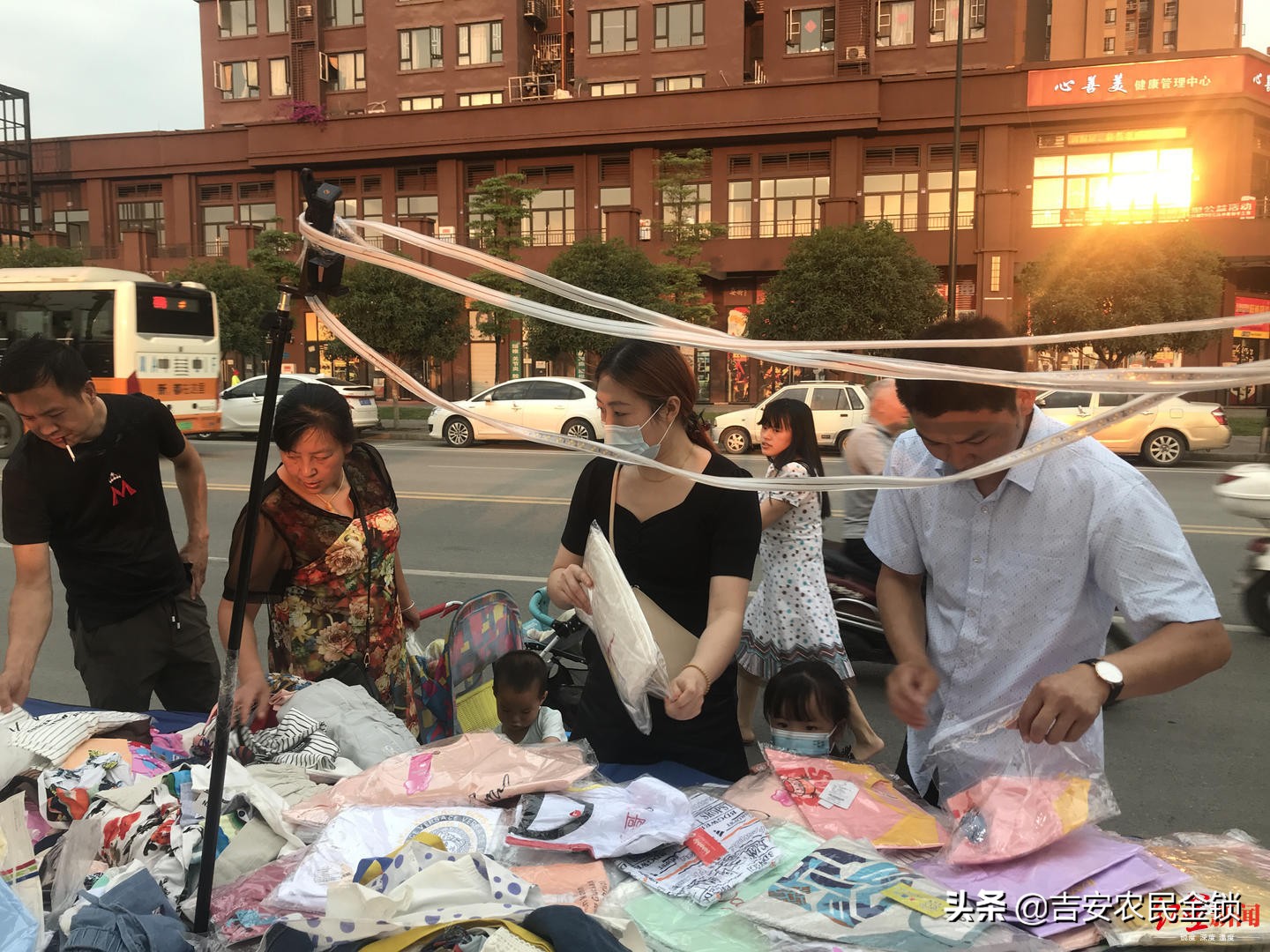 地摊经济火了四川美女第一次摆摊,地摊经济爆火摊主月入三万