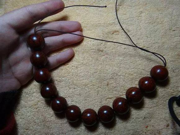 小叶紫檀单圈手串弹力绳打结方法,用弹力绳串小叶紫檀手串的教程