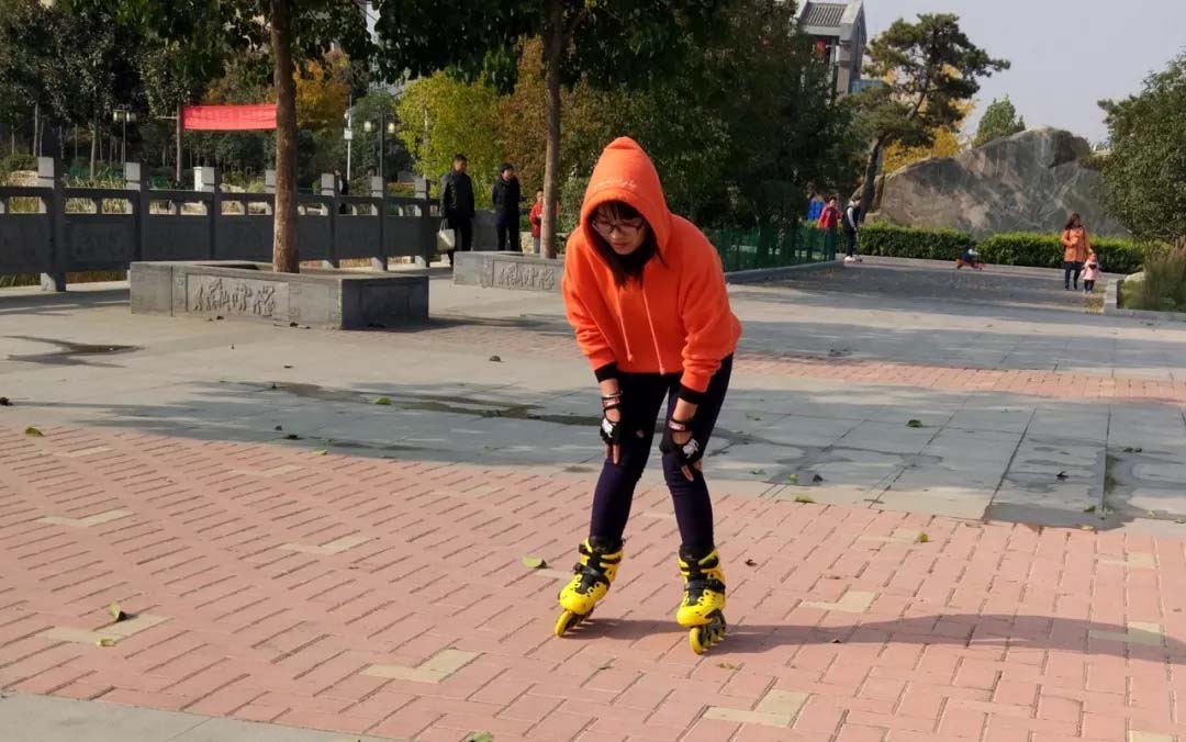 儿童到底适不适合轮滑运动,轮滑适合孩子学吗