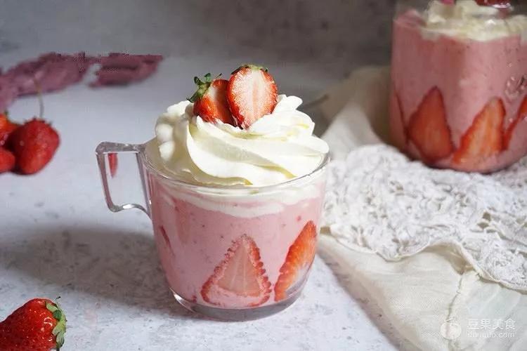 乐乐茶草莓系列,奈雪的茶草莓饮品怎么做