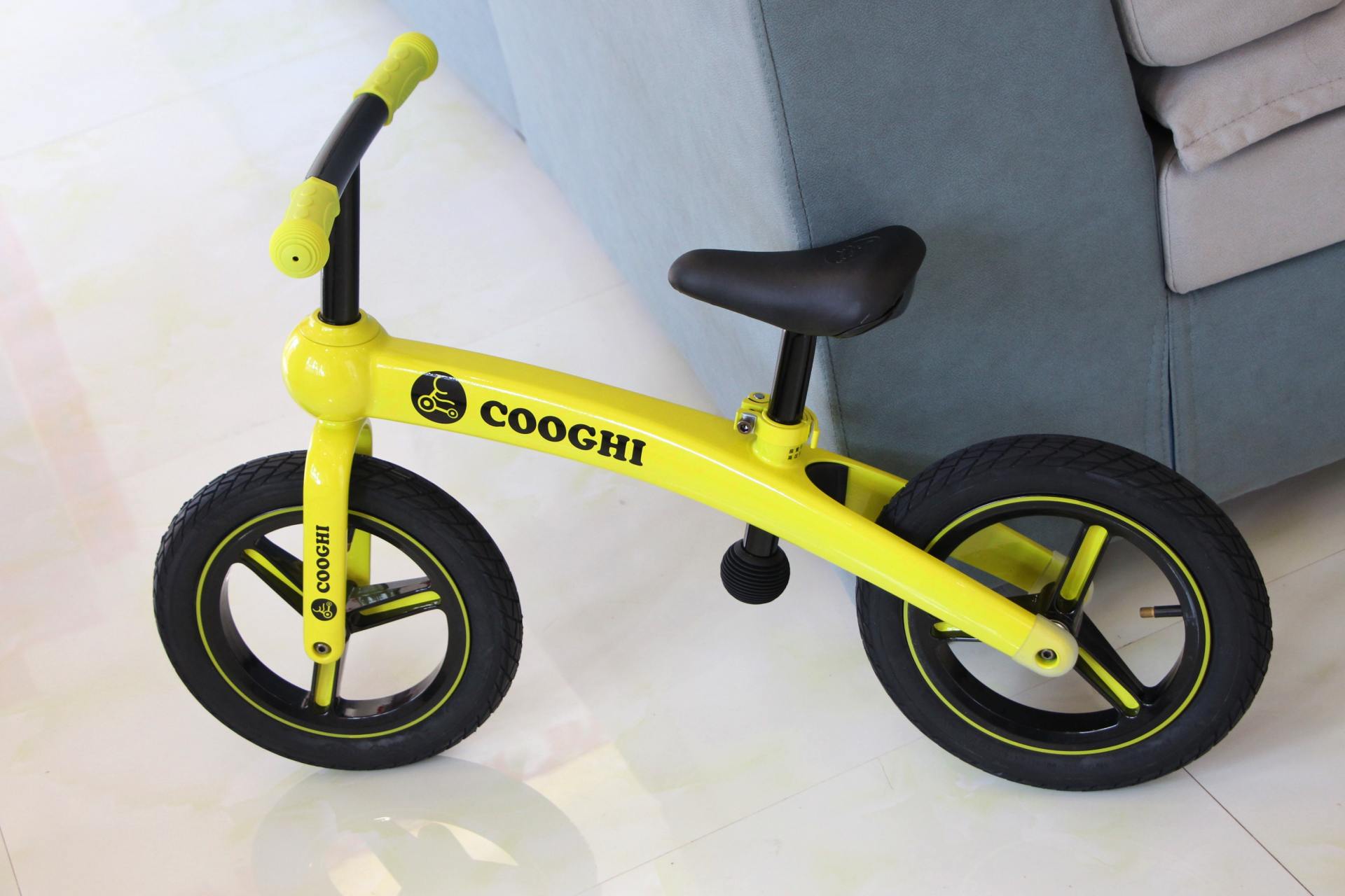 萌娃骑平衡车的视频,萌娃运动平衡车