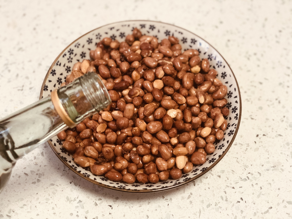 其实在炸花生米的时候是有技巧的,炸花生米放什么就能确定不会炸焦