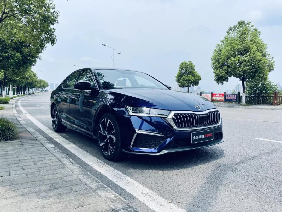 斯柯达明锐pro豪华版视频驾驶感受,斯柯达明锐pro对比朗逸应该怎么选