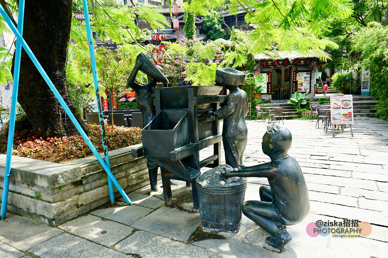 小伙探索神秘洞穴视频,小伙独自探索深山神秘古墓