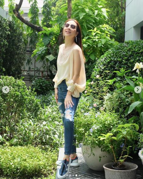 泰国华裔富婆惊艳亮相足球场!无袖衬衫秀性感,运动员害羞地低头