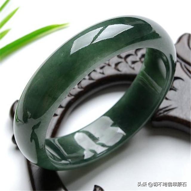 油青翡翠是什么颜色的好,油青种翡翠到底值不值钱