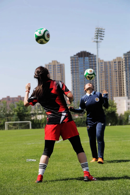 怎样快速练颠球,学生很多怎么练颠球