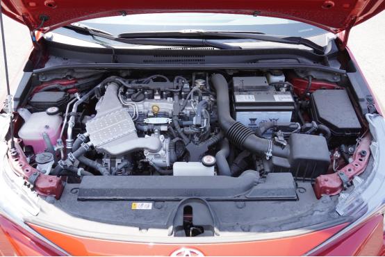 最新款丰田雷凌双擎运动版的评测,新款丰田雷凌评测