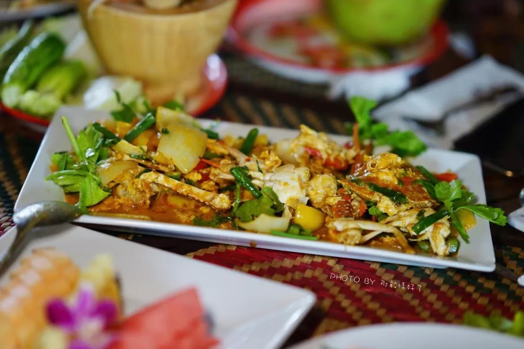 美国艺术家老夫妇定居苏梅岛十年，教游客画垃圾桶，唤醒环保意识