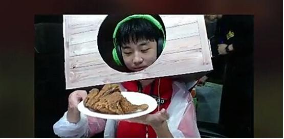 萨诺风云头号主播赛XDD首个被淘汰身败名裂头顶木盒反向吃鸡!