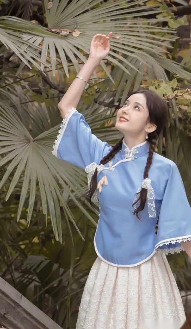 满大街都是浓浓的过节气息,满大街都是国风的衣服