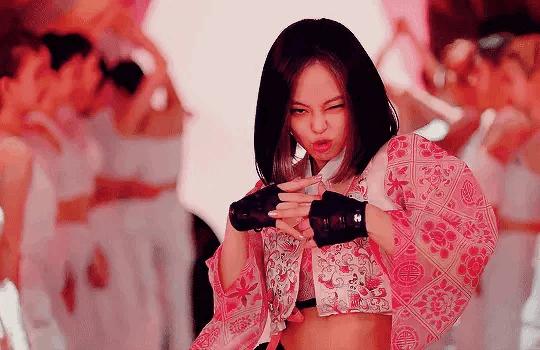 初秋最流行的全头烫,酷女孩初秋发型