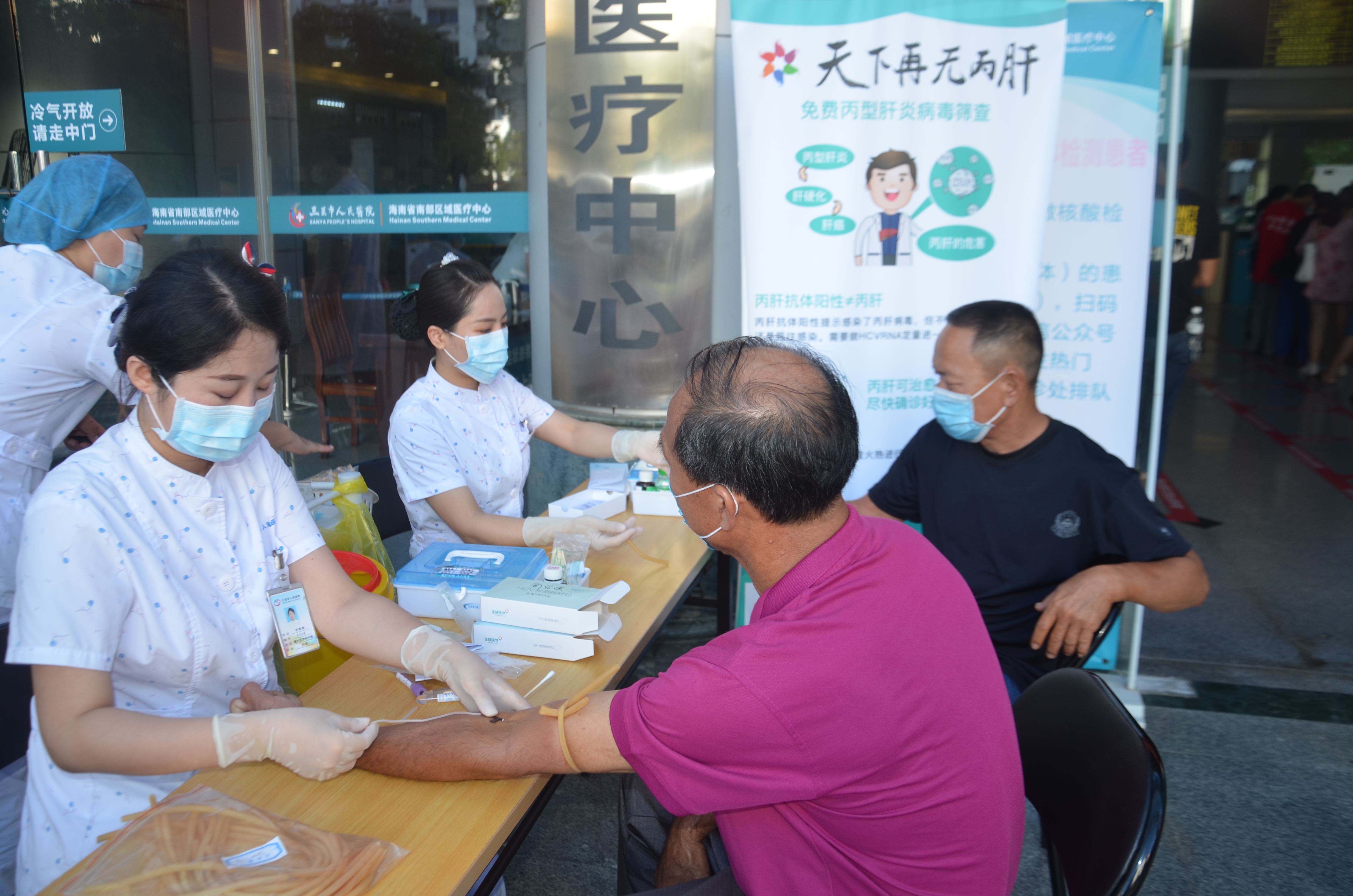 海南省人民医院义诊三八节,世界肝炎日开展健康知识宣传活动