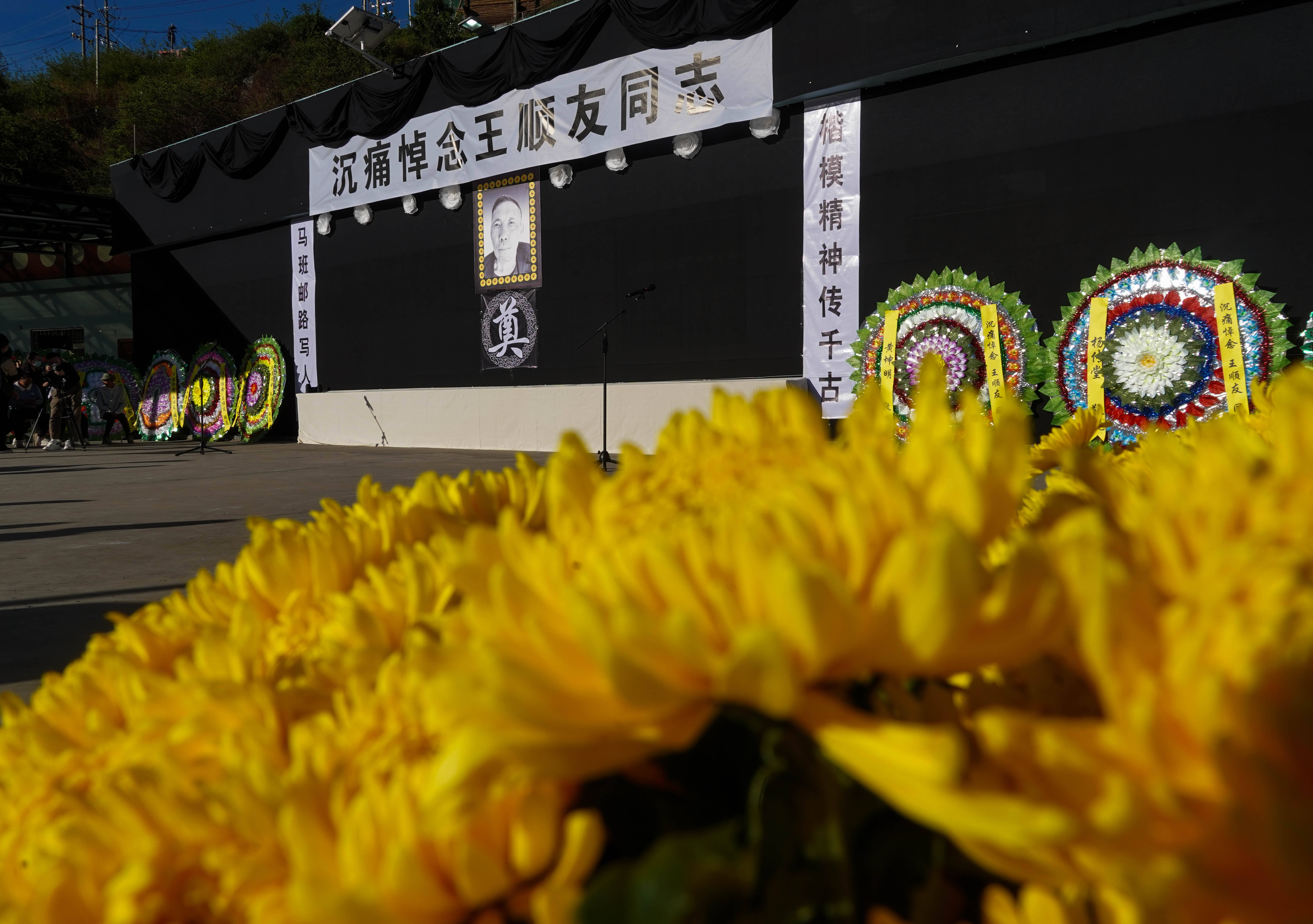 四川老汉露宿深山32年，2005年受邀去欧洲演讲，84个国家代表泪目