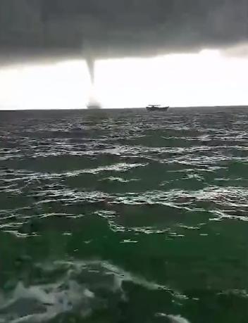 广西渔民偶遇龙吸水,广西北海出现龙吸水在哪里