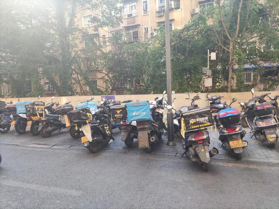 外卖小哥一天跑单13小时真实收入,月入过万外卖小哥工作多少个小时