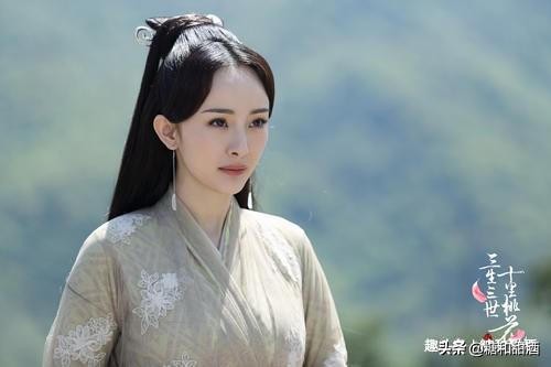 杨幂金色连衣吊带裙,杨幂穿同款蓝色修身裙美照