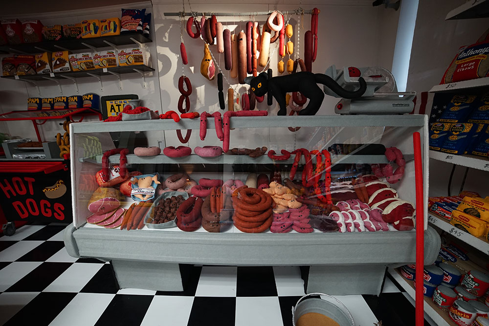 她开了间奇怪的店，货品琳琅满目，却一件也买不了