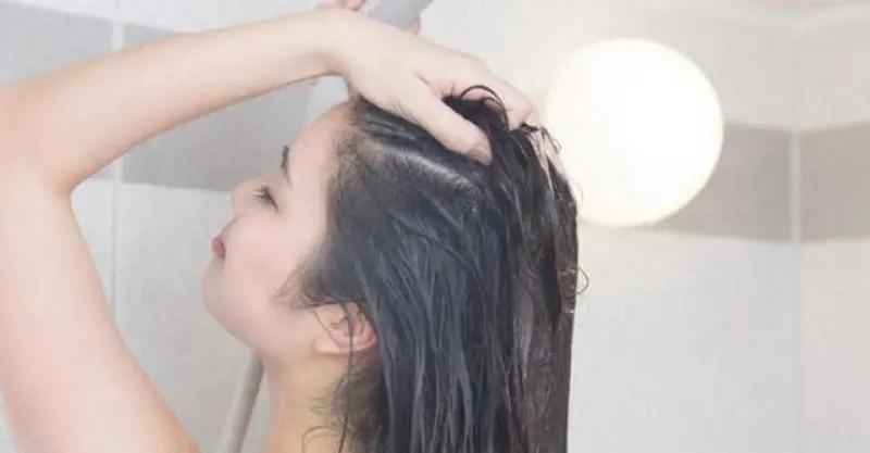 染发后怎么洗头不伤头皮,酮康唑洗头染发掉色