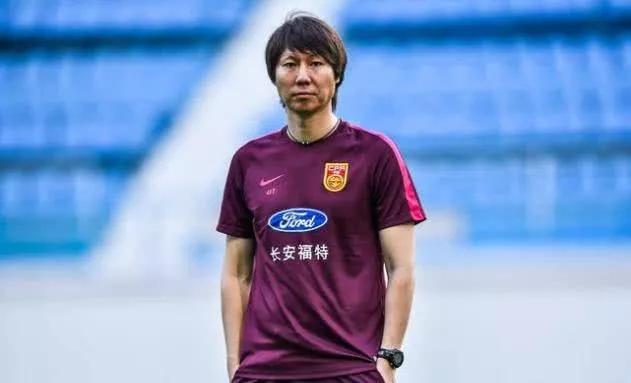 李铁带领的国足能打申花吗,李铁带国足打过正式比赛吗