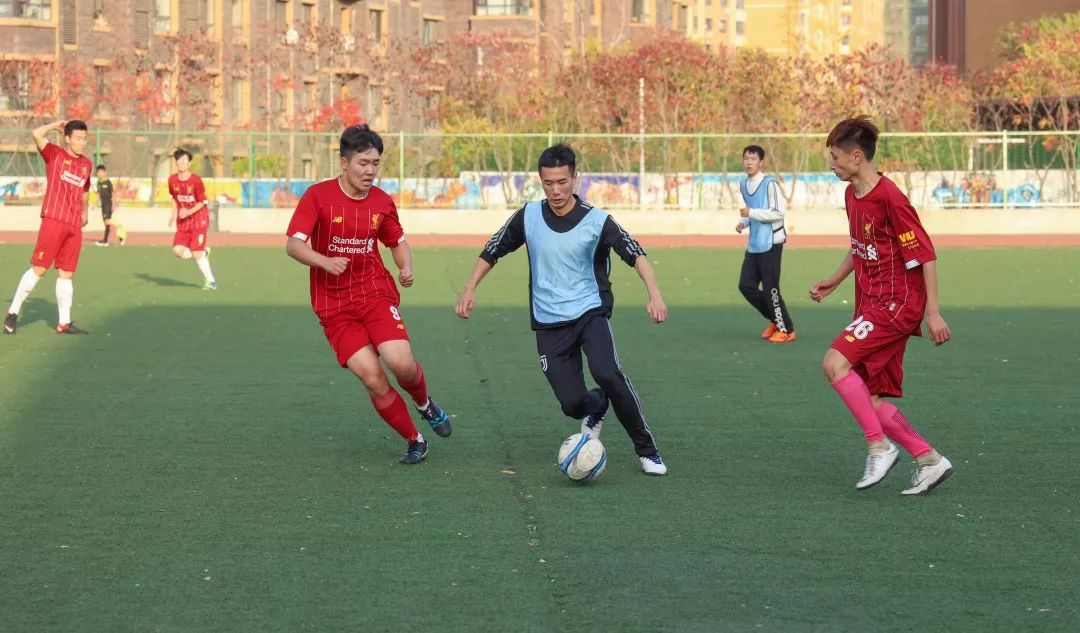 绿茵驰骋挥洒青春辽传首届“双建杯”足球赛火热开赛