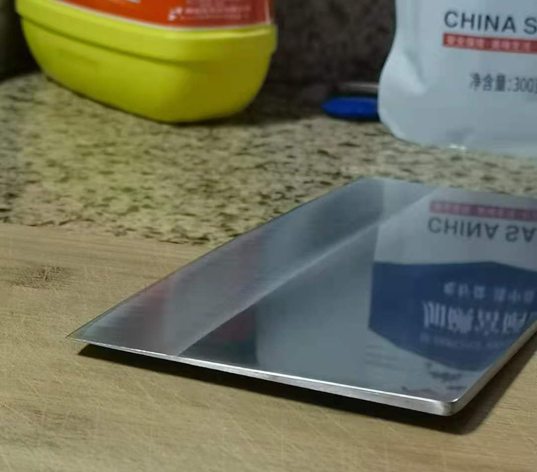 邓家刀*四代第**传人邓修建，做刀要精和专