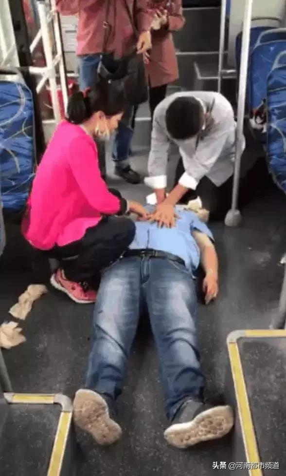 广州公交司机被打事件,深圳公交两司机在红绿灯互相对骂