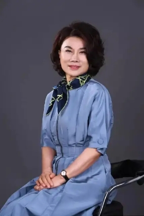 董明珠活明白了！以前只买白菜价打折品，现14万8的项链眼都不眨