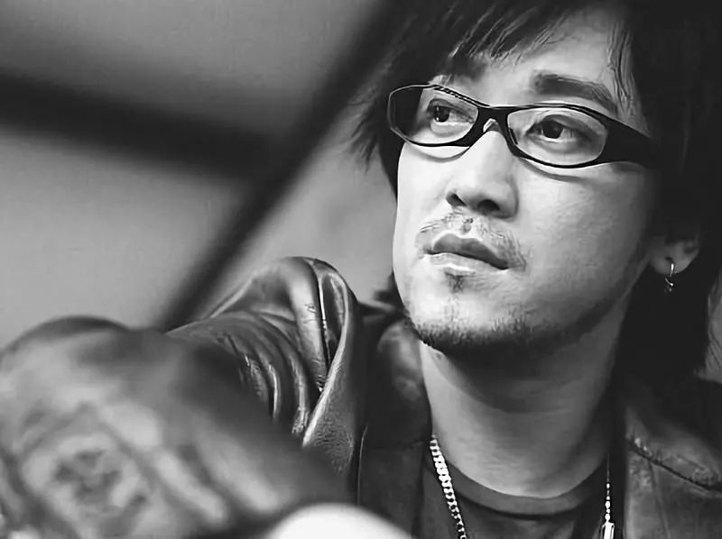 周传雄是值得尊重的乐坛前辈吗,周传雄隐退10年有收入吗