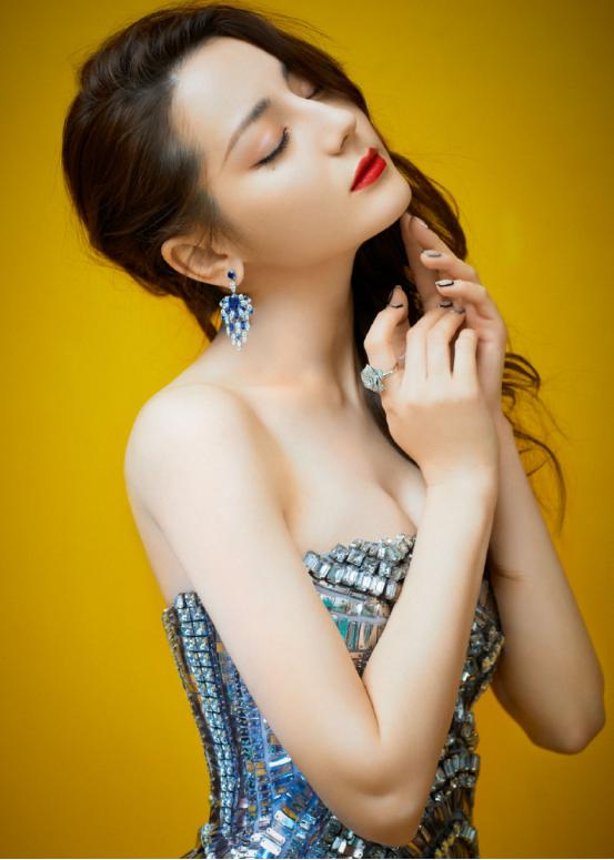 迪丽热巴穿西装拿奖状,迪丽热巴穿纱裙