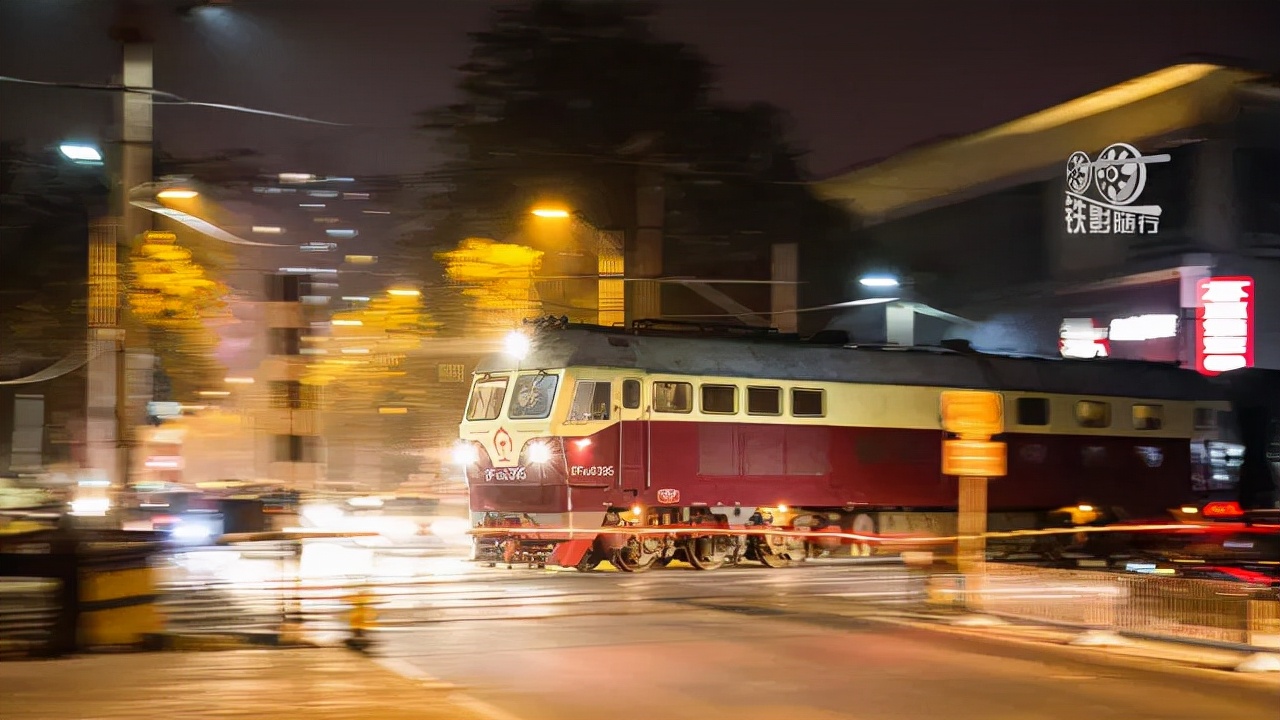 火车来了行人车辆请注意安全,行人车辆请注意火车就要来了