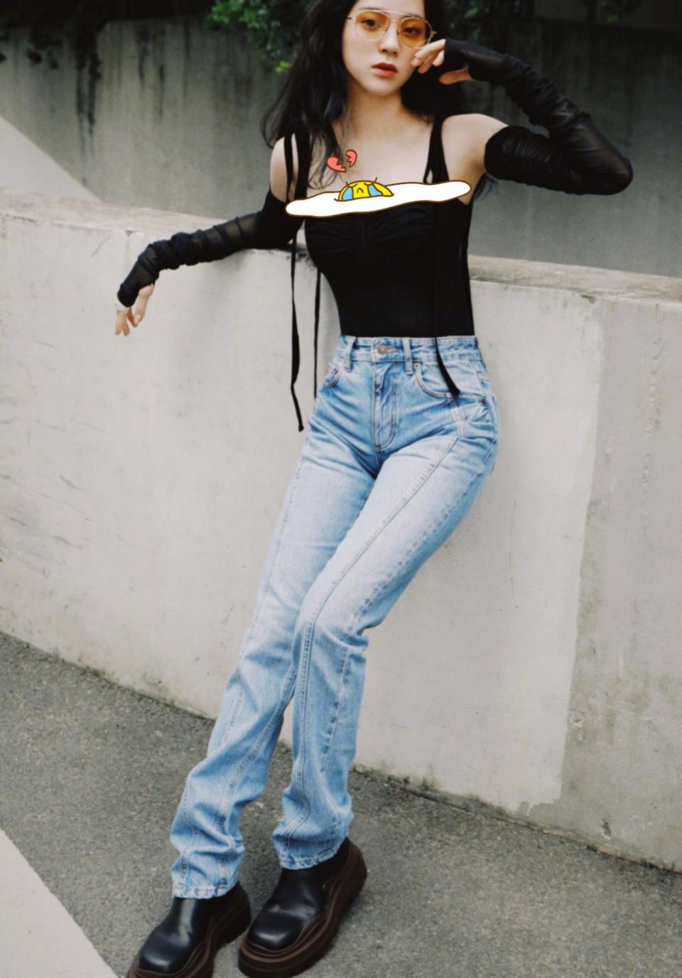 不敢信这是20岁的欧阳娜娜，为证明腿长，把牛仔裤穿成堆堆裤